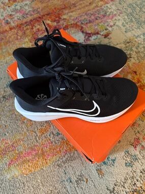 Nike Quest 6  Men’s Black and White Athletic Running Shoes